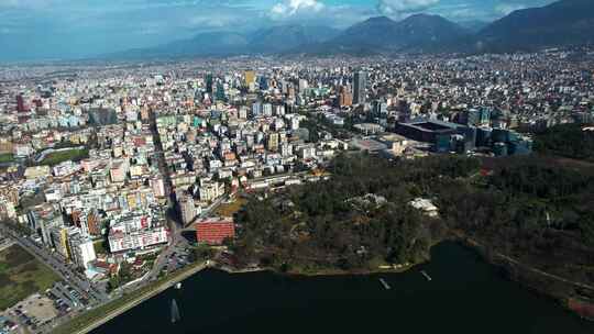 城市景观思考：人工湖中的地拉那景观，城市