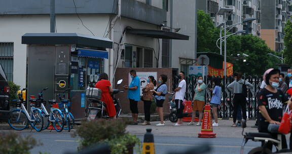 疫情核酸常态化上海市民在核酸亭做核酸