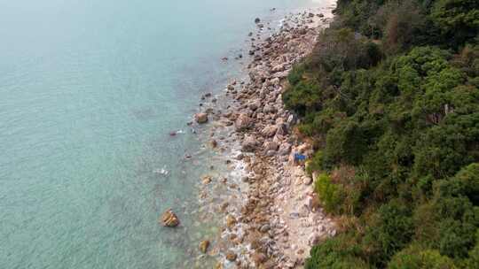 航拍海滨海岛海洋生态礁石大海浪花