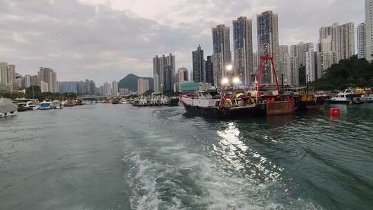 港口城市船只与高楼景观/香港仔码头