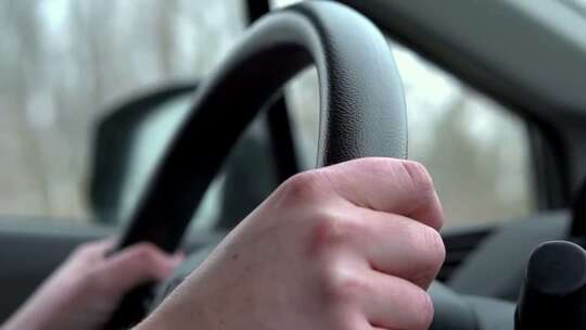 手握方向盘特写、车内驾驶视频素材模板下载