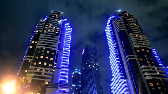 建筑物周围的蓝灯
