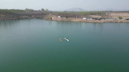 航拍湖面的单人皮划艇双人划船