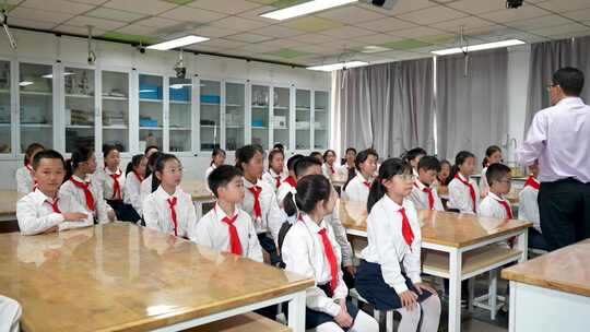 教室内小学生们认真听讲的场景