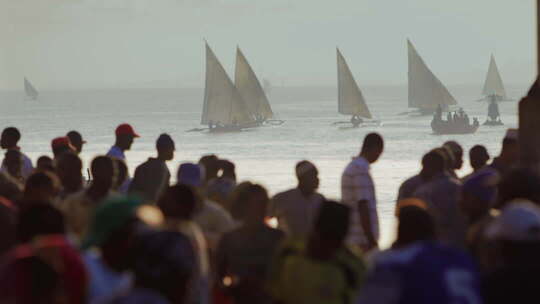 非洲帆船和海边海鲜市场的人群