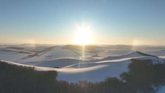 雪地上阳光照耀的开阔户外风景