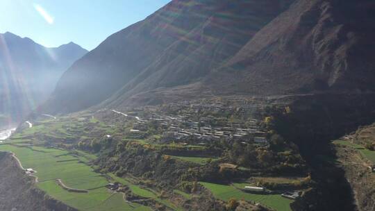 西藏219国道丙察察段村庄坐落在高山之下