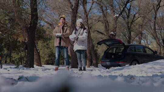 幸福情侣在雪地里玩耍视频素材模板下载