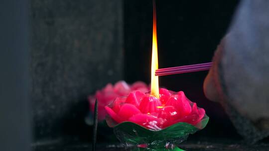 4K升格实拍寺庙里在莲花蜡烛上点燃贡香特写