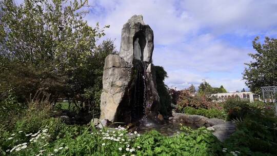 白色圣母玛利亚雕像喷泉