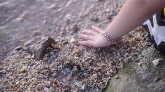童趣海边玩沙扔石子视频素材模板下载