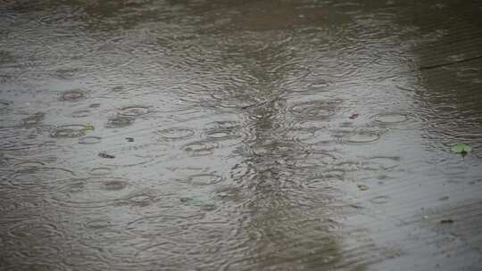 水泥地面雨水溅起水花视频素材模板下载