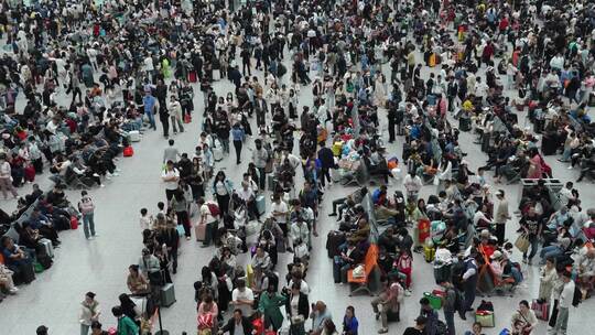 假期杭州东站候车厅人流量