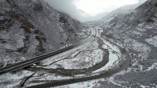 青海玉树共玉高速雪山村庄自然风光