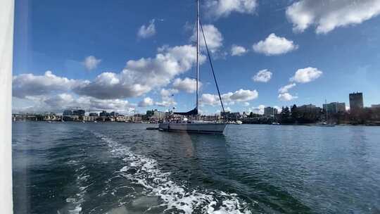 从一艘移动的船的寡妇那里拍摄的海港的定格