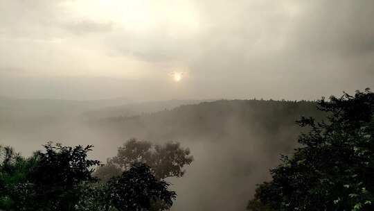 山脉云雾环绕风景