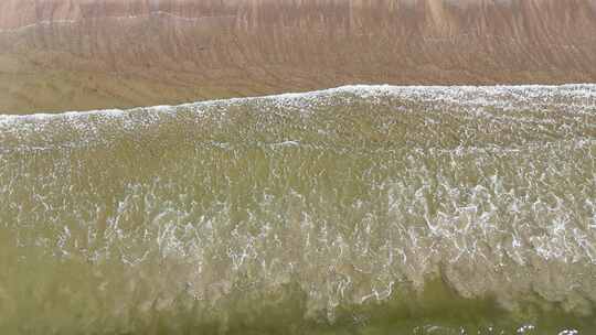 海浪拍打沙滩大海海洋风景航拍