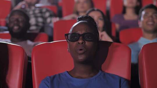 非洲裔美国女性看令人兴奋的3d电影