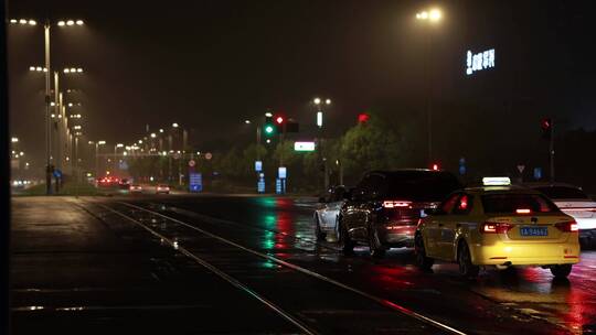 雨夜的汽车流-mp4视频素材模板下载