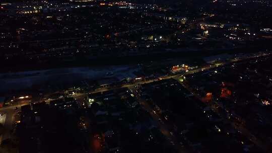 夜间道路上汽车的无人机镜头