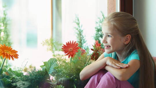 女孩坐在窗前看风景