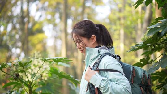 中年女性户外大自然原始森林徒步探险