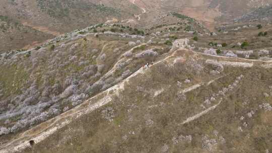 敌楼遗址环绕俯拍 古长城遗迹户外登山航拍