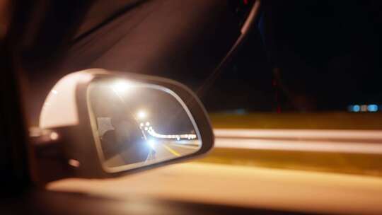 夜晚行驶的车后视镜唯美光晕视频素材模板下载