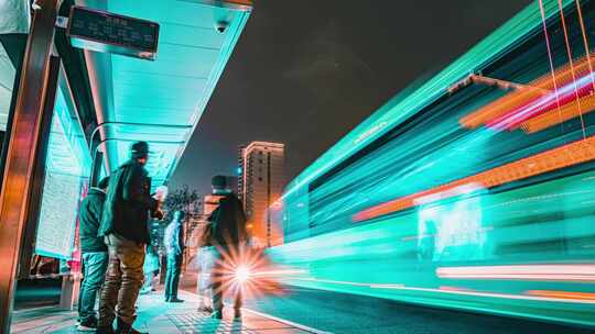 夜晚公交站等人车流光影画面