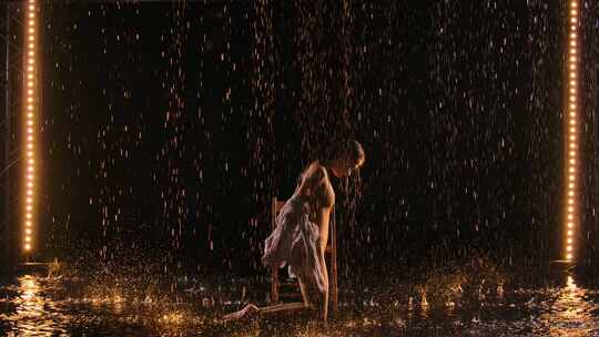 美女雨中跳现代编排芭蕾舞视频素材模板下载