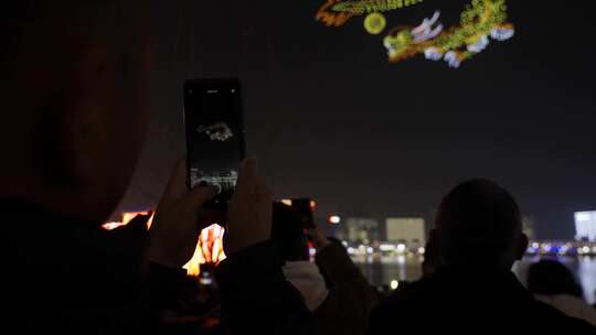 群众人群无人机表演龙戏珠少林寺手机拍摄