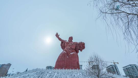 甘肃庆阳北广场不窋雕像雪景大范围延时素材