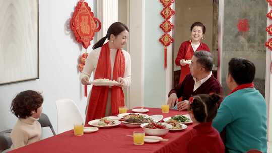 一家人过大年春节年年有余吃饺子年夜饭冬至
