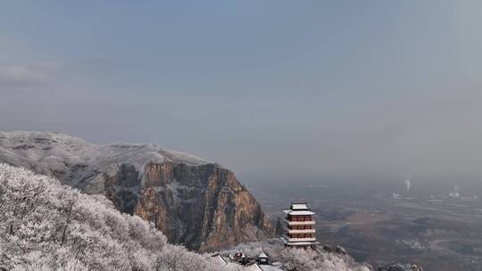 航拍焦作云台山峰林峡山脉冬季雾凇雪景