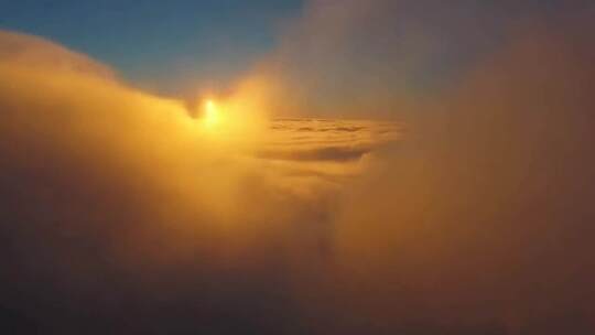 高空云海日出景象