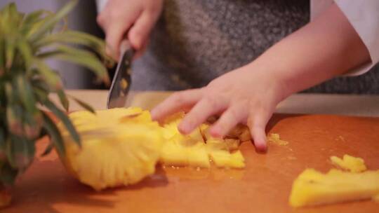 削菠萝皮切菠萝块