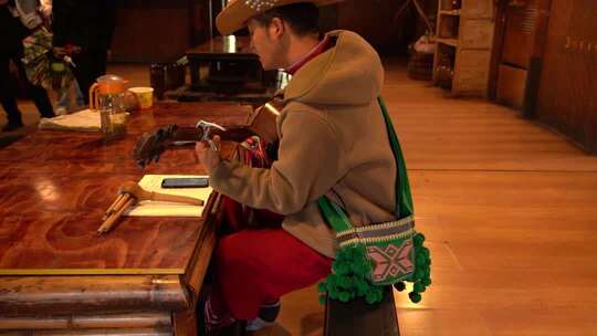 4K基诺族小哥表演乐器演奏音乐实拍