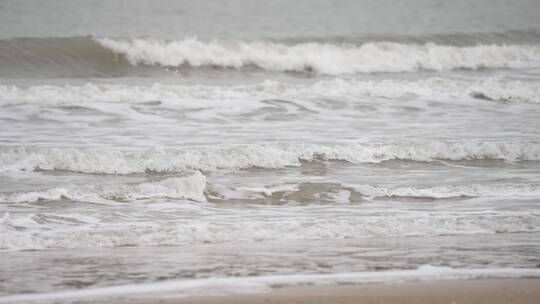 大海海边沙滩与海浪浪花