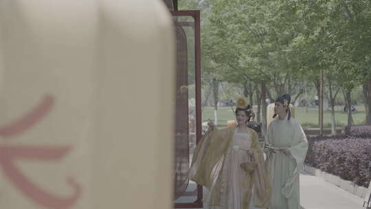 古装男女公园漫步互动