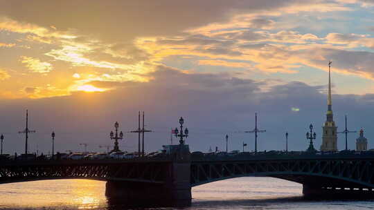 日落时特洛伊茨基桥和彼得和保罗堡垒的全景戏剧性的橙色天空风暴云