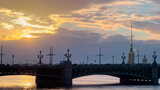 日落时特洛伊茨基桥和彼得和保罗堡垒的全景戏剧性的橙色天空风暴云高清在线视频素材下载