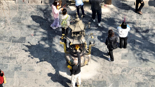 航拍寺庙香炉前祭祀焚香的人群视频素材模板下载