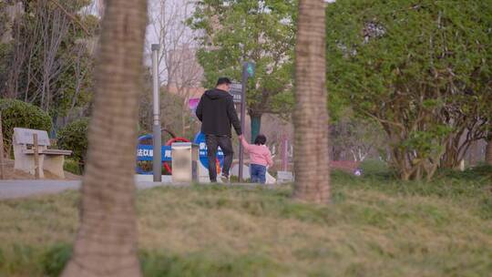 父亲带女儿在公园散步视频素材模板下载