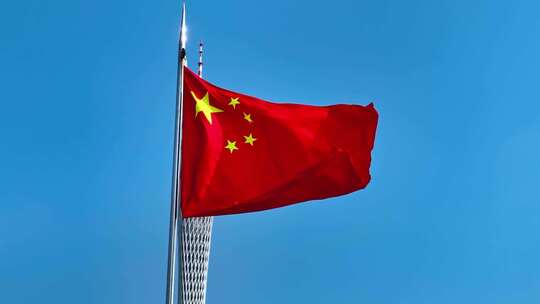 蓝天中迎风飘扬的五星红旗