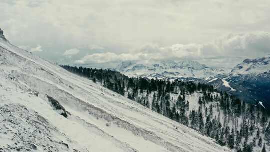 航拍森林雪山