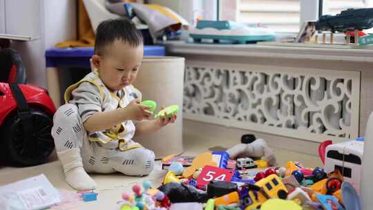 【合集】婴儿在客厅自己玩玩具