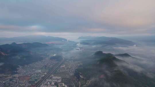 云雾缭绕、城市上空、群山环绕