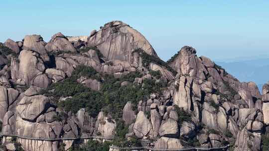 高山岩石耸立的壮观景象