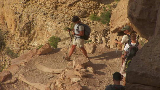 徒步旅行小组在大峡谷行走的高角度视图
