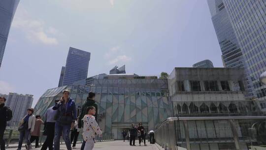 延时拍摄上海国金中心商场外行人
